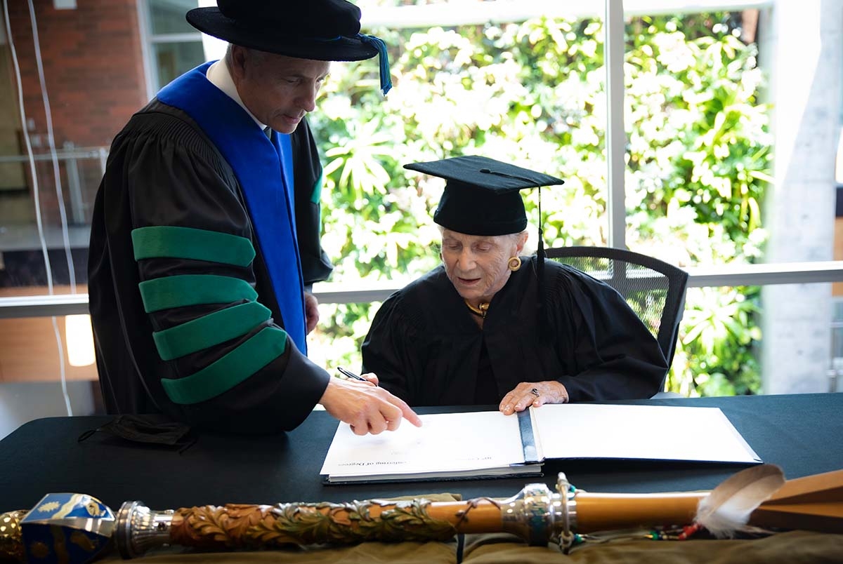 Helen Vari receives a Honorary Degree 2022