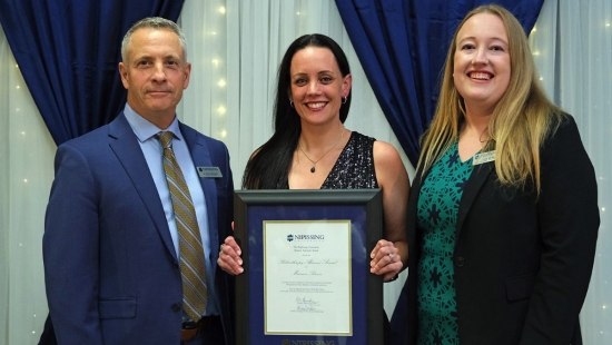 Alumni Awards 2022 winner receives certificate